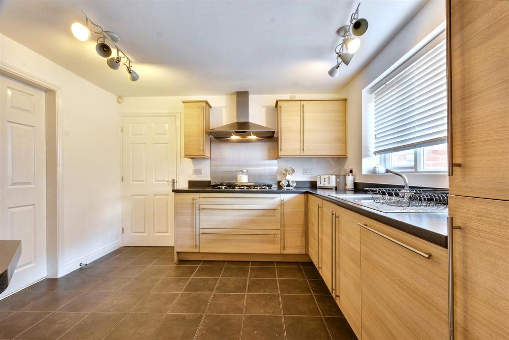 Kitchen 2.jpeg