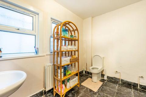 3 bedroom terraced house to rent, Harcourt Road, Stratford, London, E15