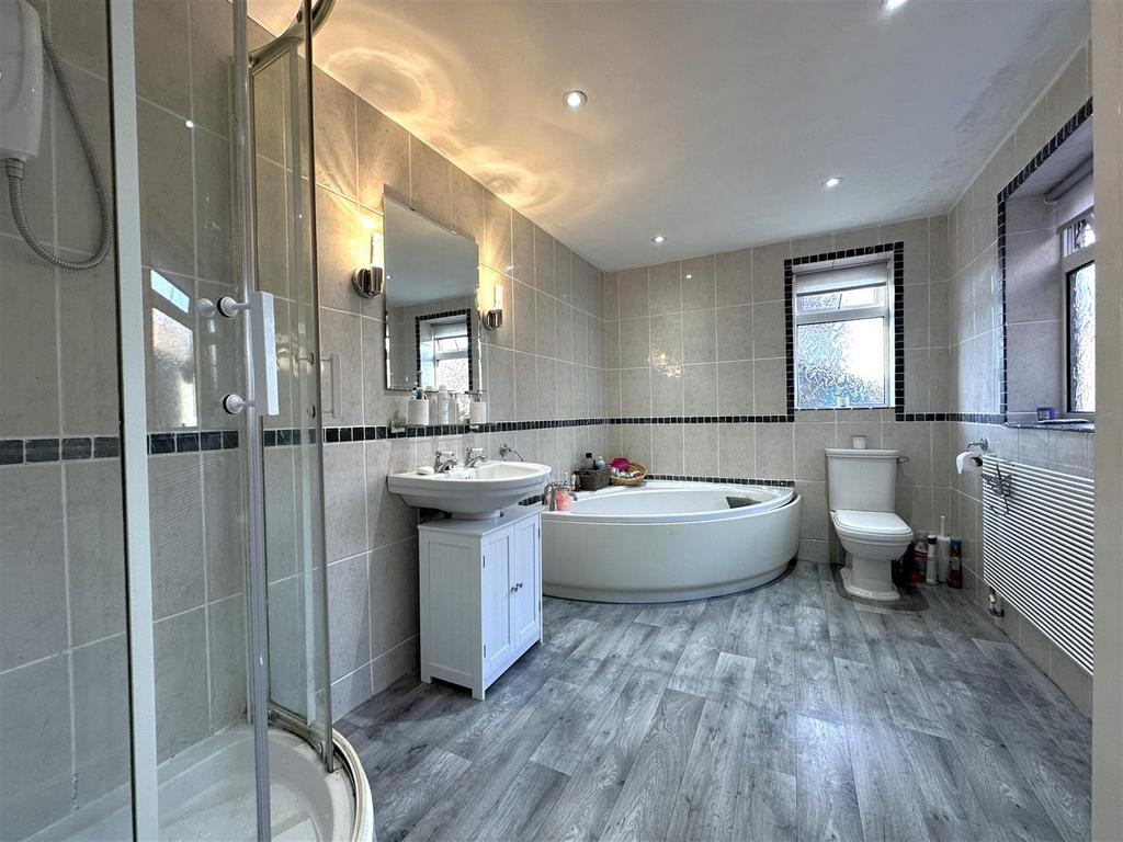 Large Ground Floor Bathroom 104