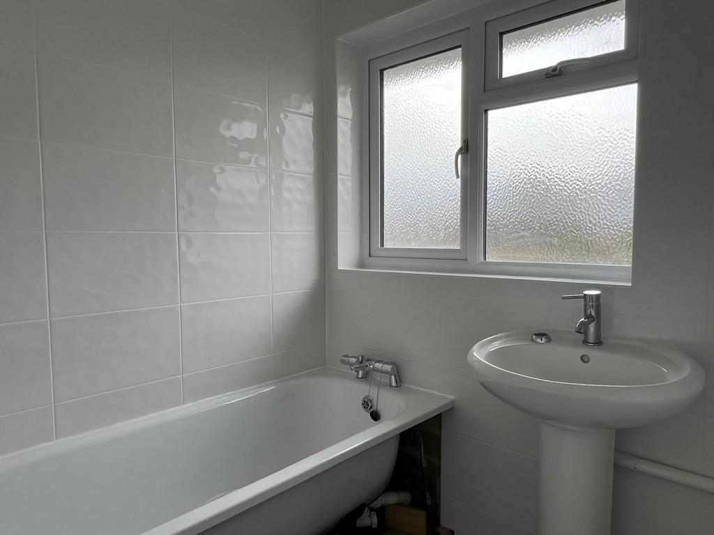 4 Meadow Court bathroom