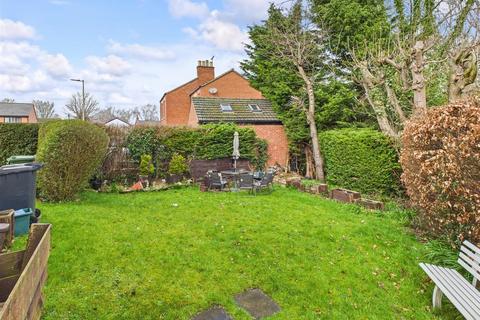 7b Dinglewell, Hucclecote, Gloucester, GL3 3HW