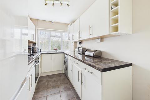 7b Dinglewell, Hucclecote, Gloucester, GL3 3HW