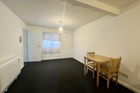 Studio to rent, Sunningfields Road, London NW4