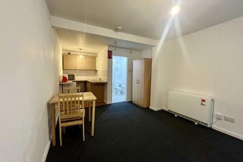 Studio to rent, Sunningfields Road, London NW4