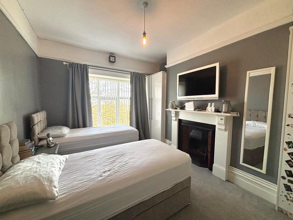 Bedroom with 2 beds