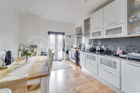 3 bedroom terraced house to rent, Park Avenue, Alexandra Palace, London