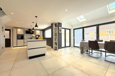 4 bedroom detached house for sale, Roman Close, Wootton NN4