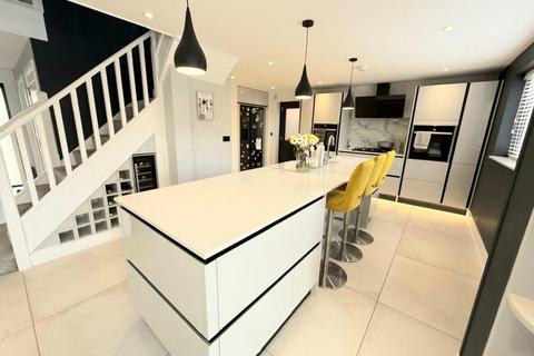 4 bedroom detached house for sale, Roman Close, Wootton NN4