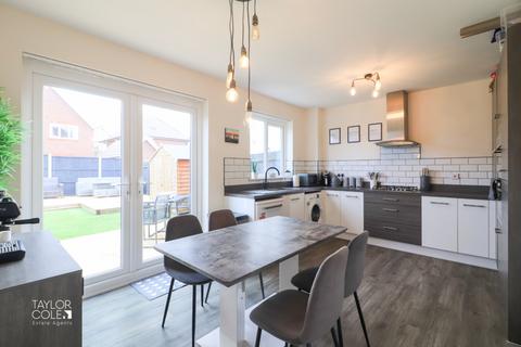 3 bedroom semi-detached house for sale, Essington Close, Amington