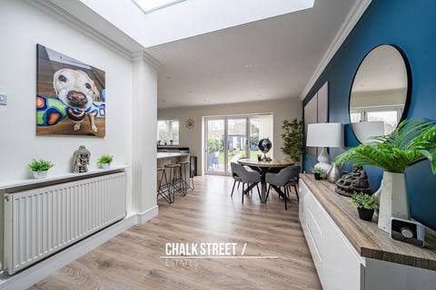 76 Randall Drive, Hornchurch, RM12 6TA