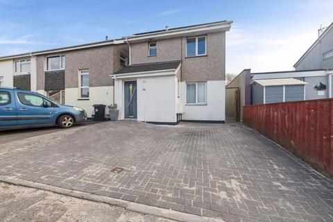 3 bedroom detached house for sale, Castle View Close, TR15