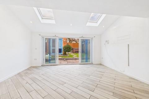 3 bedroom detached house for sale, Castle View Close, TR15