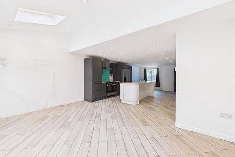 undefined, Redruth - Well presented family home