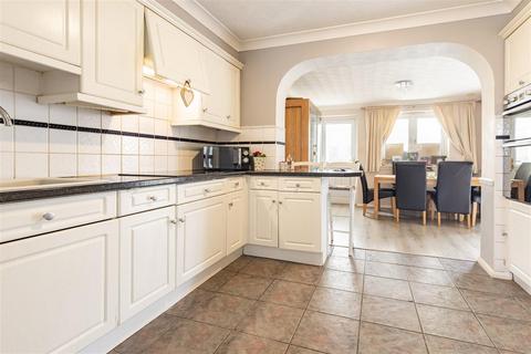 3 bedroom terraced house for sale, Bluemans, North Weald