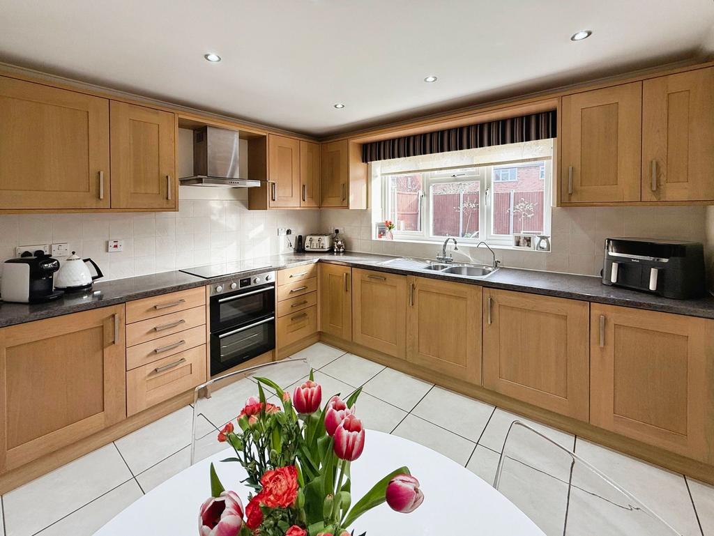 Fitted Kitchen/ Breakfast Room