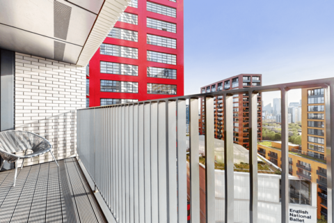 3 bedroom apartment to rent, City Island Way, London, E14