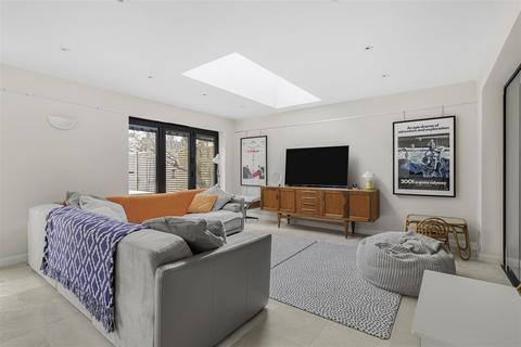 11 Leeway Avenue, Great Shelford, Cambridge, CB22 5AU