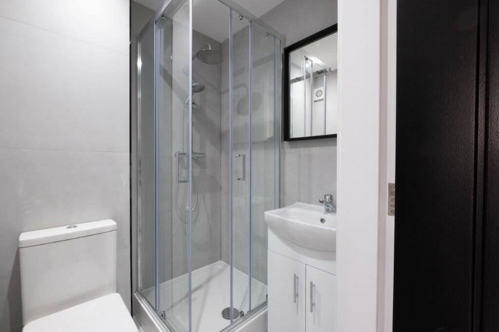A modern and clean bathroom featuring a spaciou...