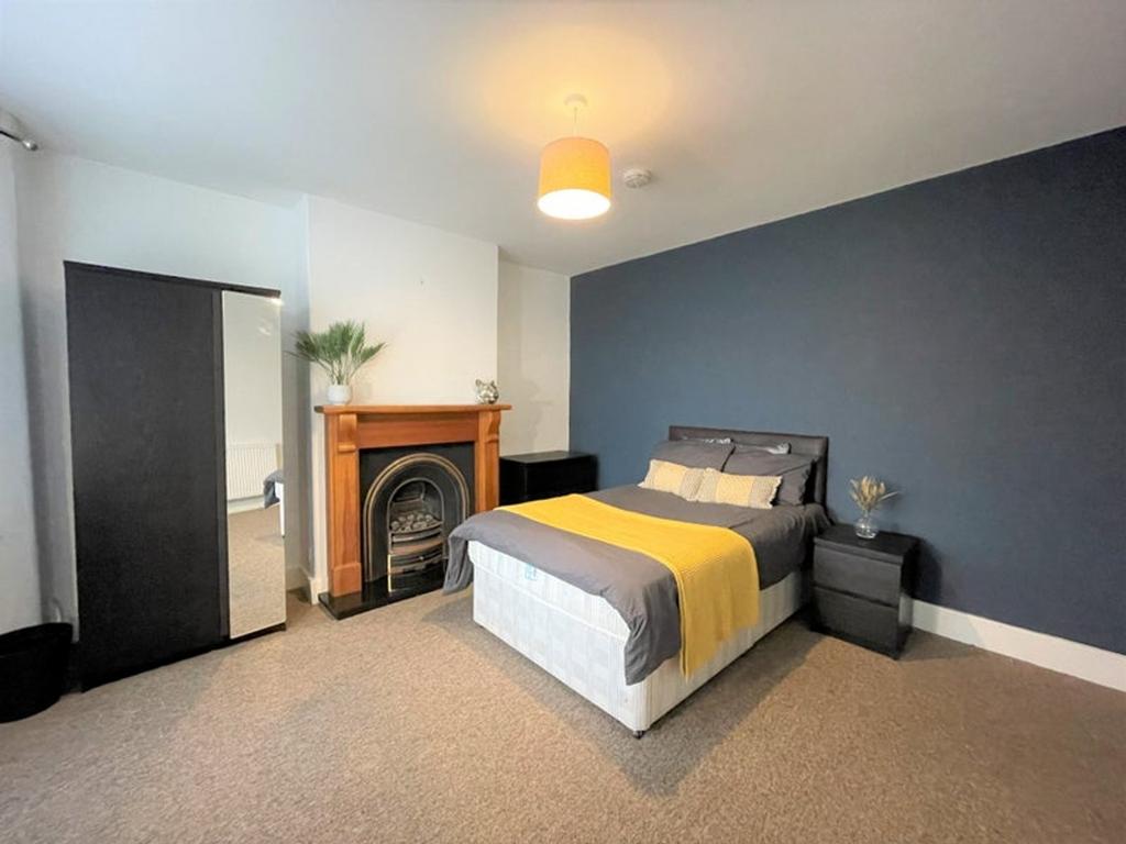A beautifully presented double bedroom featurin...