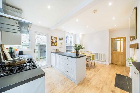 2 bedroom maisonette to rent, Fieldhouse Road, London SW12