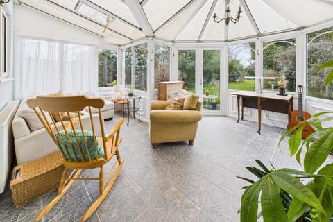 4 bedroom semi-detached house for sale, Hollingbourne Avenue, Bexleyheath, Kent, DA7