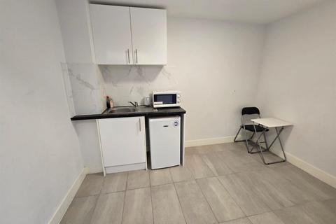 Studio to rent, 192 Maple Road, Penge, London