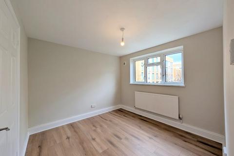 3 bedroom apartment to rent, Rose Gardens, Feltham, TW13