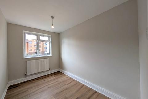 3 bedroom apartment to rent, Rose Gardens, Feltham, TW13