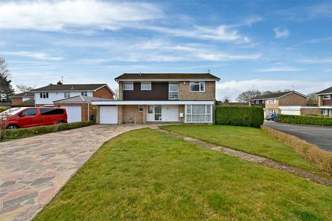 4 bedroom detached house to rent, Cedar Grove, Amersham, Buckinghamshire, HP7
