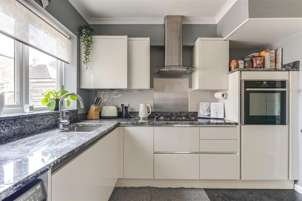 Kitchen b.jpg
