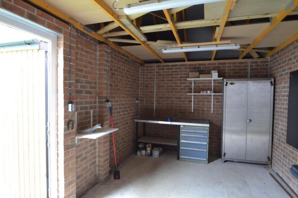 Garage a.JPG