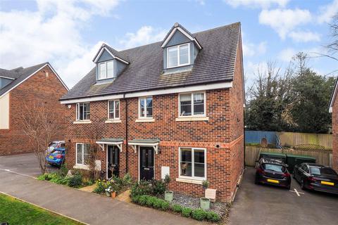 24 Brickwork Avenue, Liphook, GU30 7WP