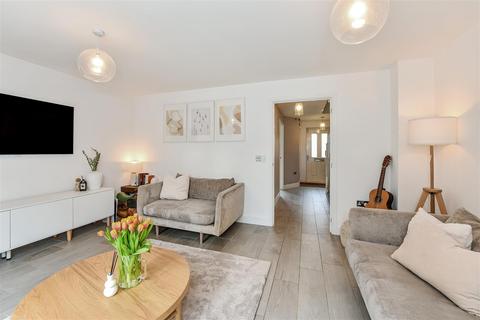 24 Brickwork Avenue, Liphook, GU30 7WP