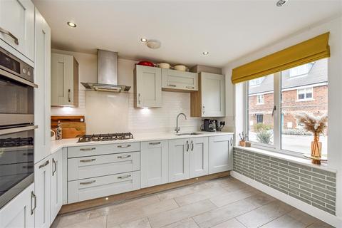 24 Brickwork Avenue, Liphook, GU30 7WP