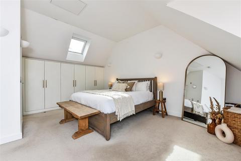 24 Brickwork Avenue, Liphook, GU30 7WP