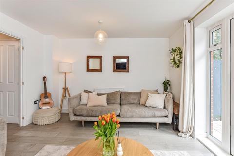 24 Brickwork Avenue, Liphook, GU30 7WP