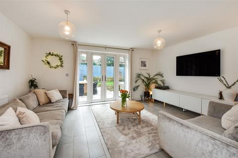 24 Brickwork Avenue, Liphook, GU30 7WP