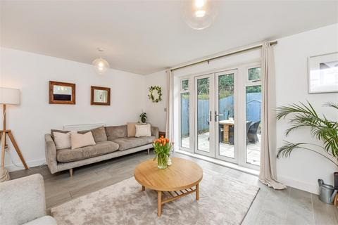 24 Brickwork Avenue, Liphook, GU30 7WP