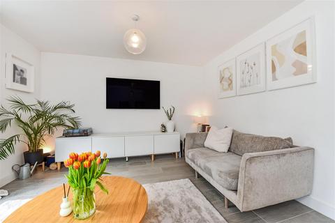 24 Brickwork Avenue, Liphook, GU30 7WP