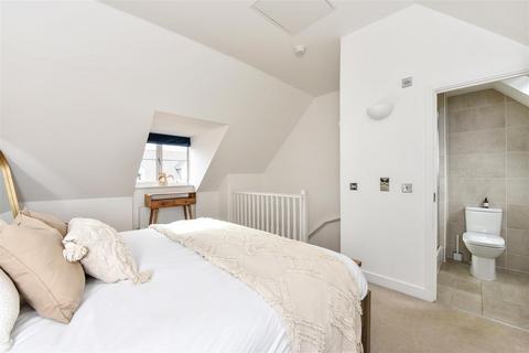 24 Brickwork Avenue, Liphook, GU30 7WP
