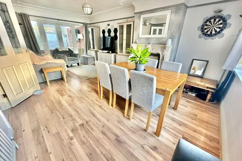 3 bedroom semi-detached house for sale, Ratcliffe Close, Woodsetton DY3