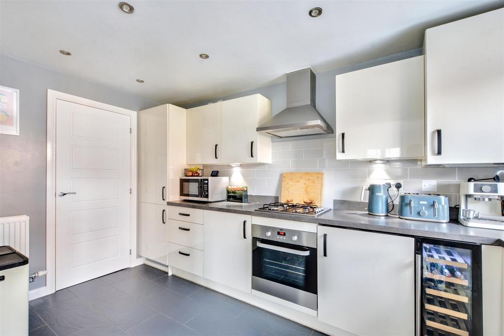 Kitchen 2.jpeg