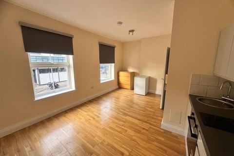 Studio to rent, Regents Park Road, Finchley, N3