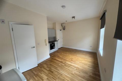 Studio to rent, Regents Park Road, Finchley, N3