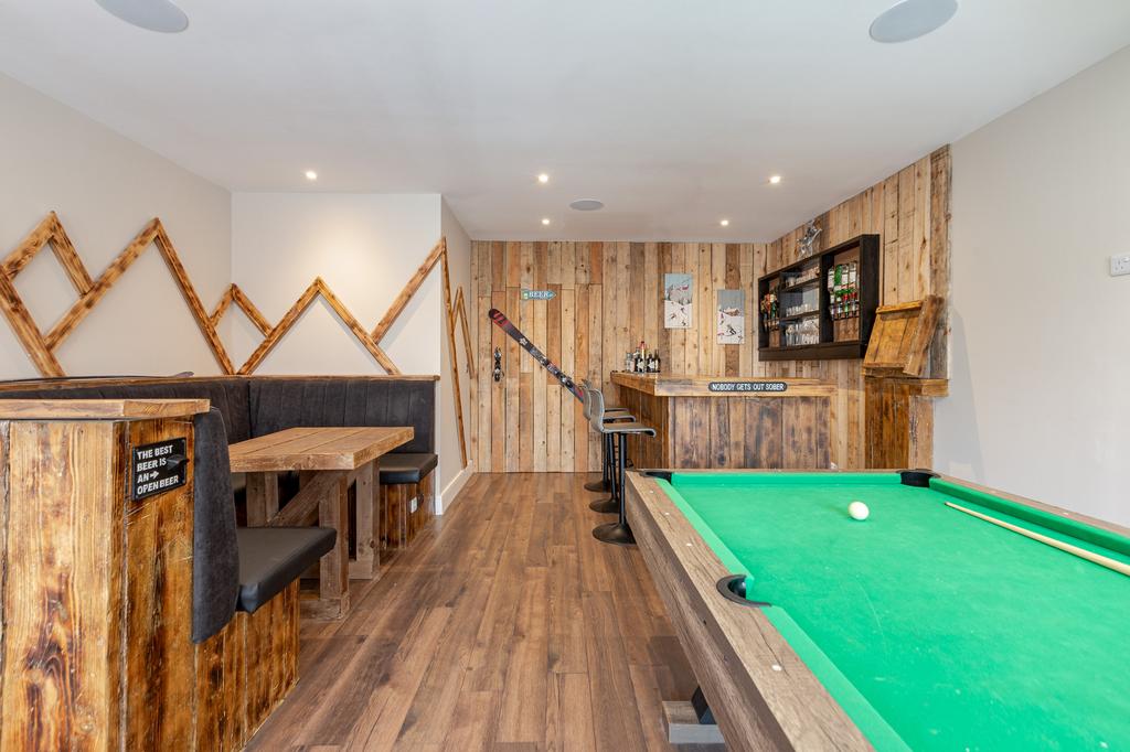 Bar & Pool Room