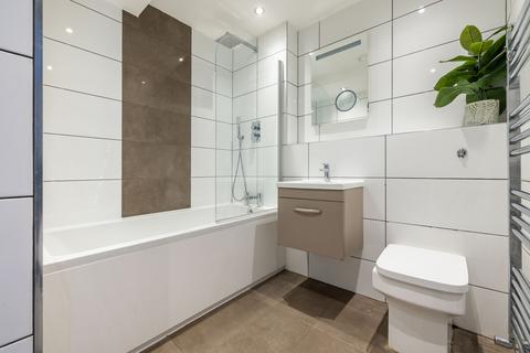 2 bedroom flat to rent, Coombe Road, Croydon, CR0