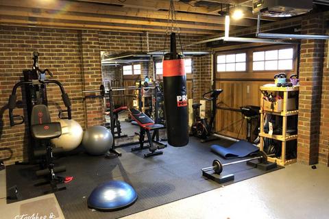 Garage to rent, Tinchurch Drive, Burgess Hill RH15