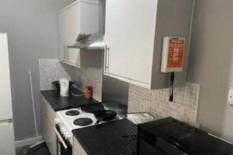 6 bedroom end of terrace house to rent, Moss Lane East, Manchester M14