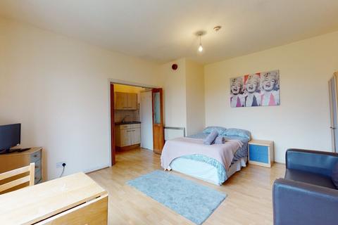 Studio to rent, Chatsworth Road