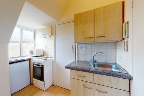 Studio to rent, Chatsworth Road